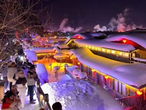 Du khách tại làng cổ Tuyết Hương, nằm cách thành phố Cáp Nhĩ Tân (Trung Quốc) khoảng 280km vào mùa Đông. Ảnh: Lưu Chấn Huy